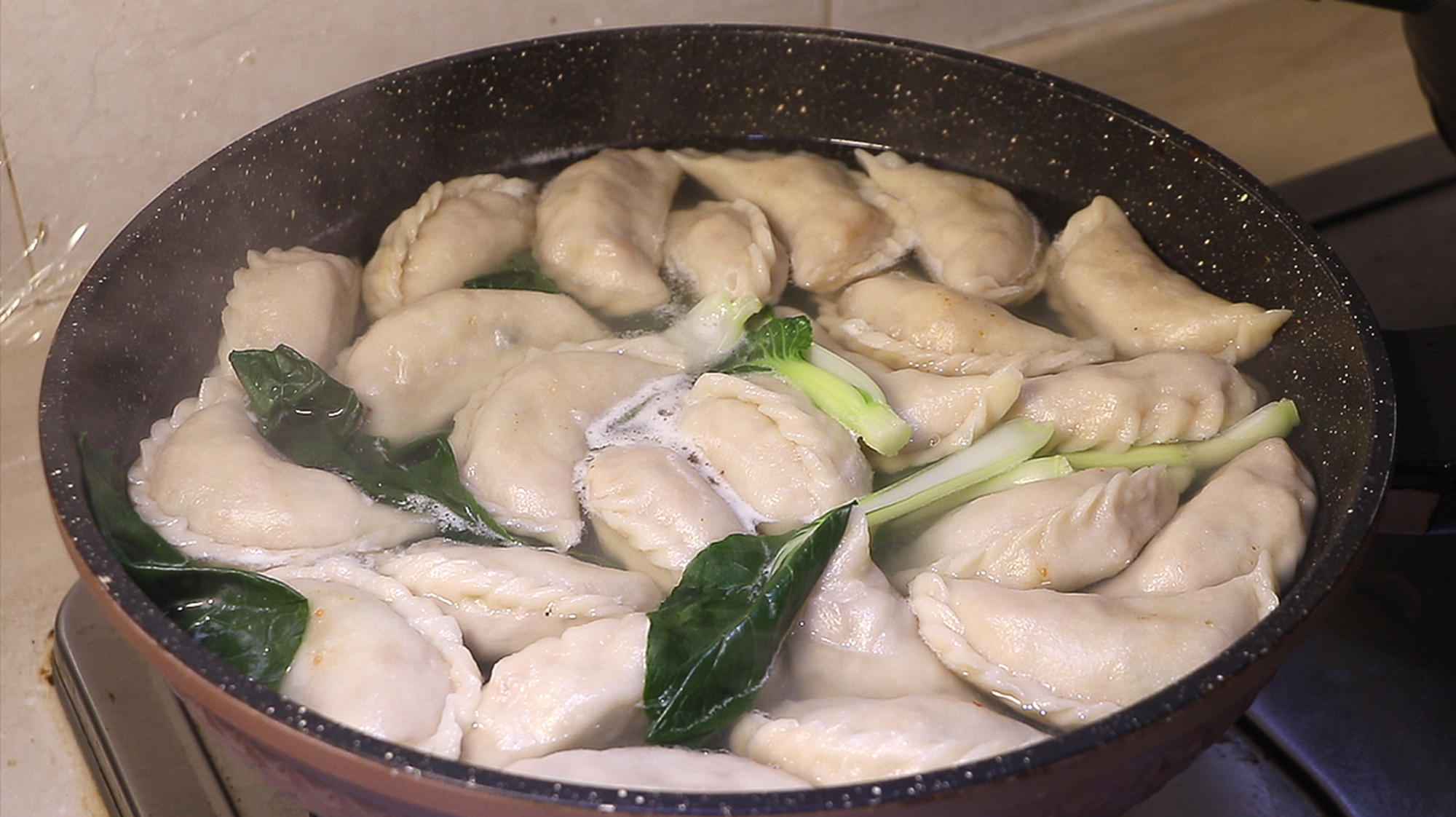 土豆别总炒了,做成水饺太香了,全家老小点名吃,比肉饺子都馋人