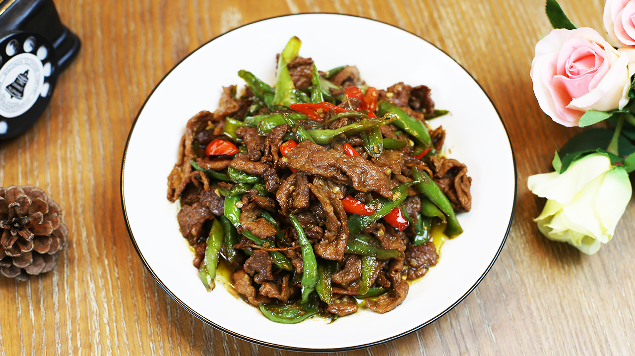 厨师长教你这样炒牛肉,滑嫩不柴,香辣又下饭,太好吃了!