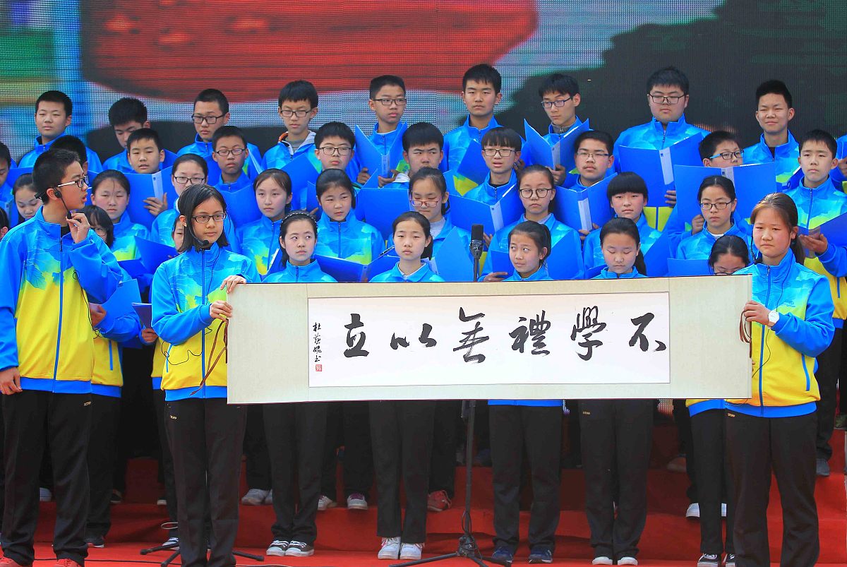 请主题为文明礼仪在校园的演讲稿。