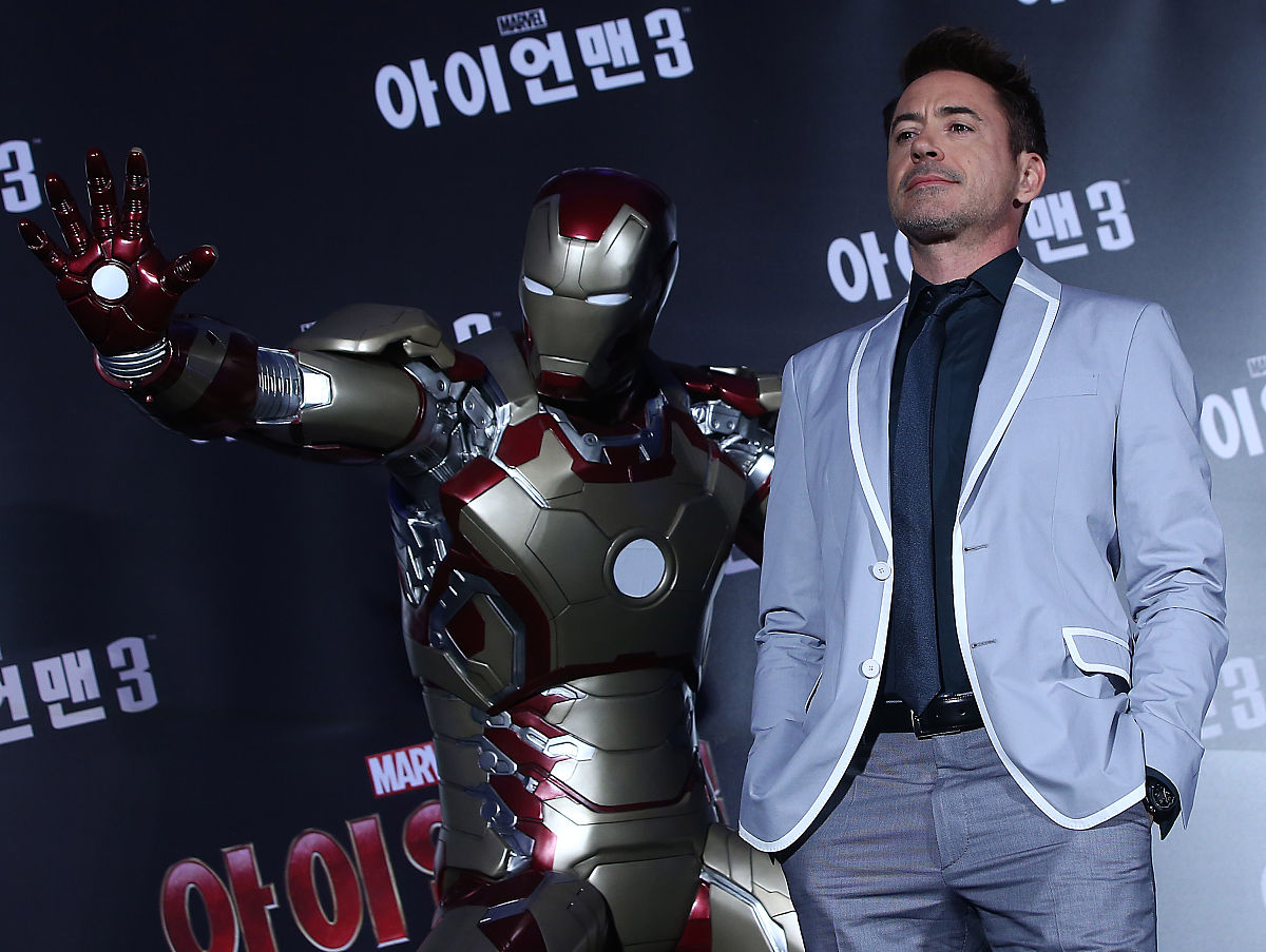 帮我生成一篇关于介绍铁人王进喜的英语文章