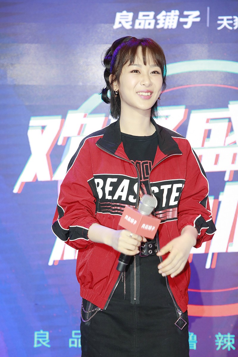 杨紫变朋克少女甜笑露醉人酒窝 与粉丝亲密互动羞涩展示舞技