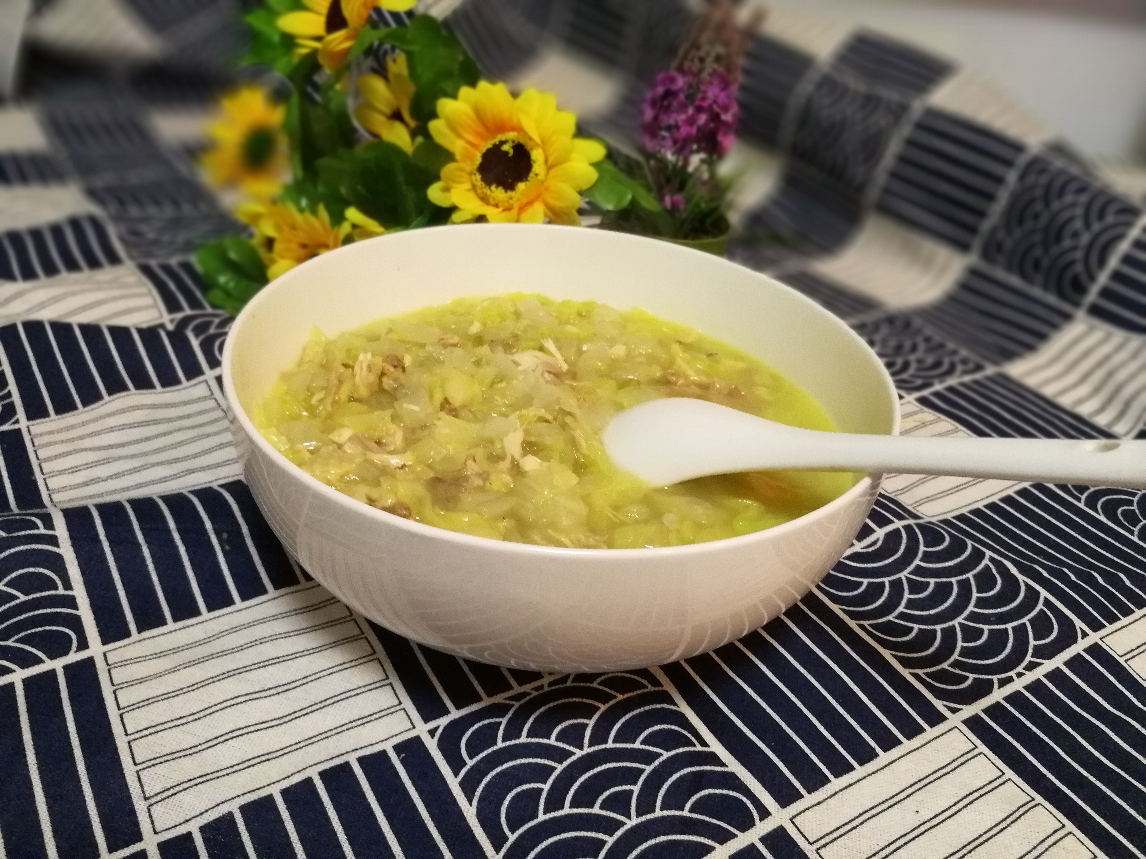 过年回老家全家聚餐必吃的一道大锅菜 鸡汤白菜粉条 说说你们吃啥