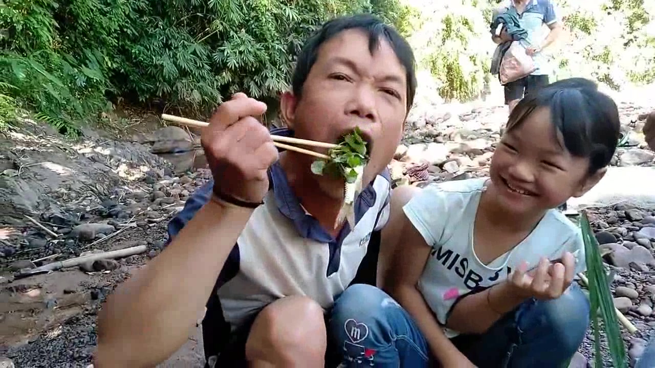 越南人不去内脏生吞活鱼,论刚还是越南人强,比不过比不过!