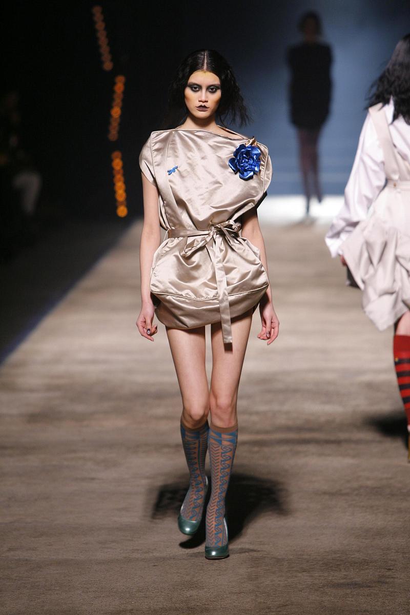 2010年3月4日讯,巴黎,2010巴黎时装周(秋冬).vivienne westwood 品牌