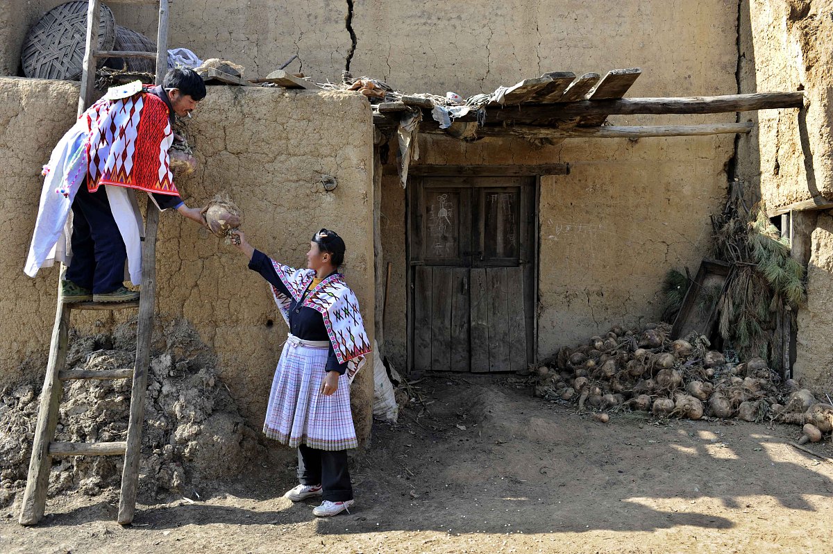 央视纪录片文案内容是边疆村民新的生活新的房子更好的生活环境 勤劳幸福