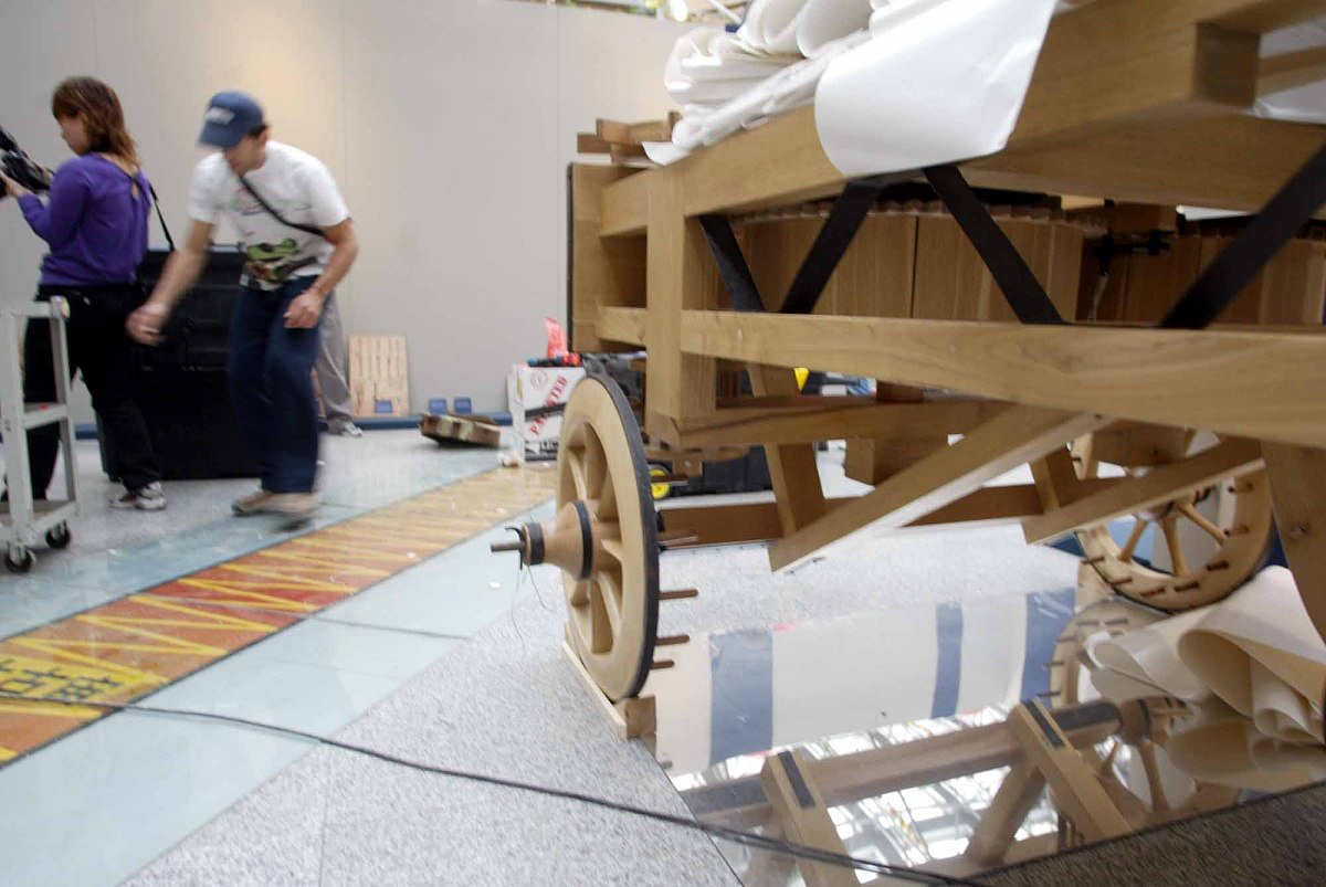 2006年5月18日,北京自然博物馆,"达﹒芬奇科技展览"正在紧张布展.  50