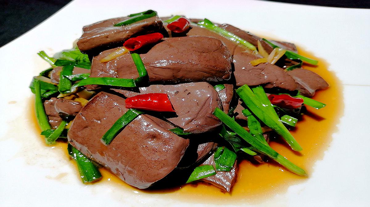 跟厨师长学的韭菜炒鸭血家常做法,做法简单还非常滑嫩,超好吃