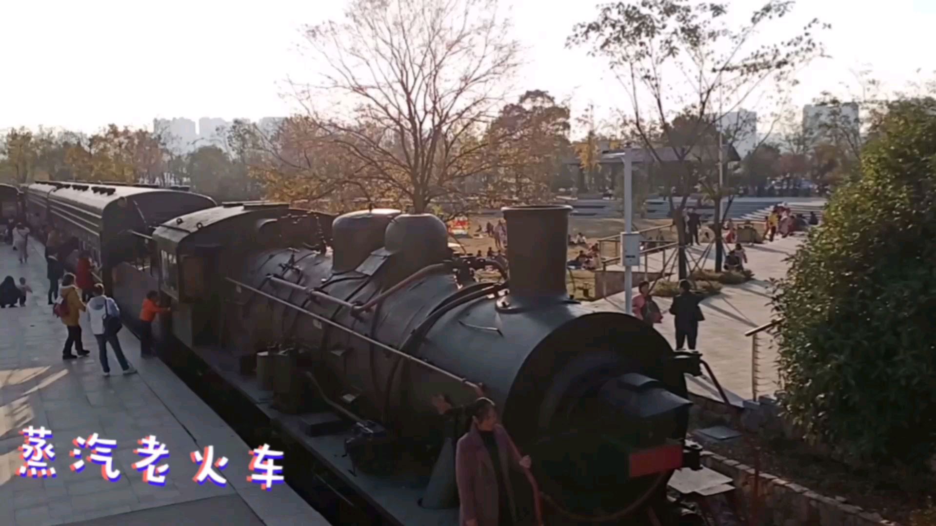 湖南长沙火车头公园,有一列蒸汽机老火车,走进车厢回到70年代