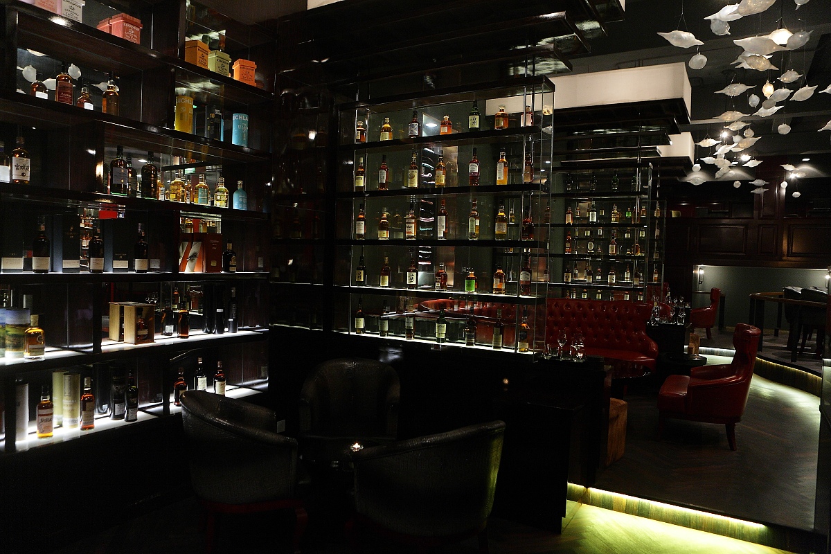 帮我想10个红酒店铺名称有创意一些的