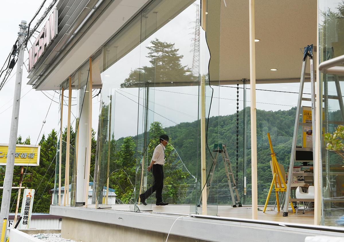 当地时间2017年6月25日,日本长野县木曾町,当地一家汽车经销店玻璃因