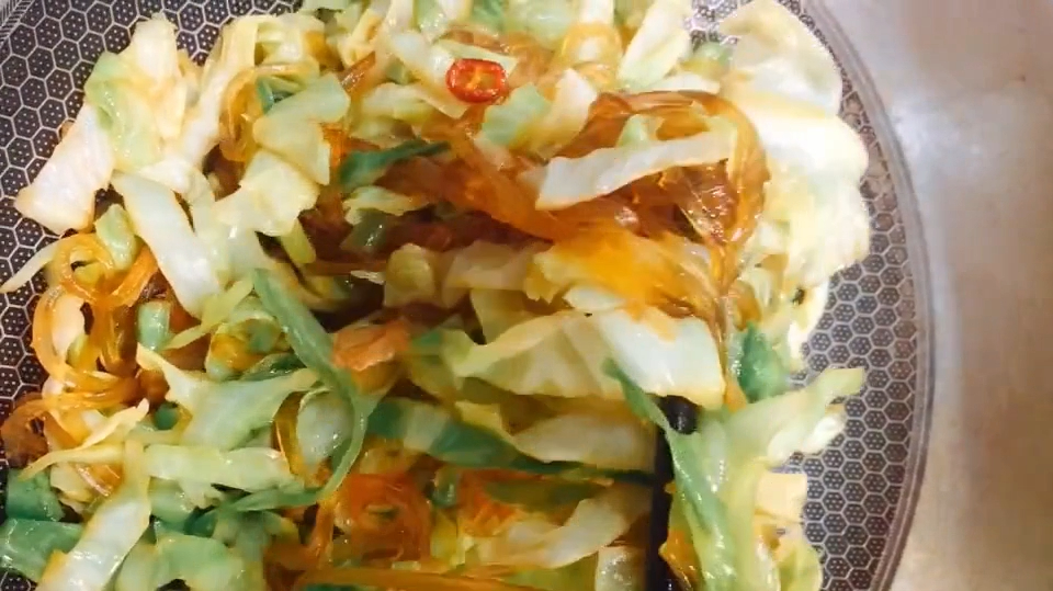 家庭小炒甘蓝炒粉条,可以多吃两碗米饭