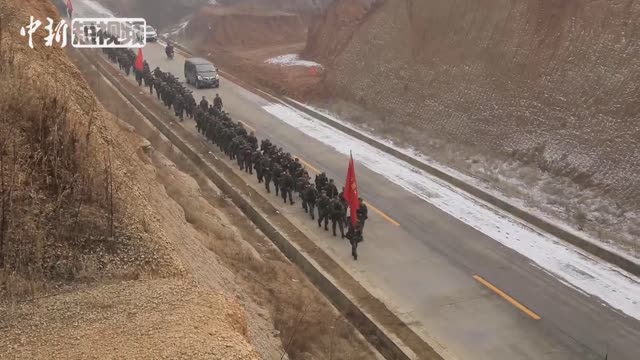 [图]野营拉练欢乐多 兵哥哥开心跳起《人猿泰山》