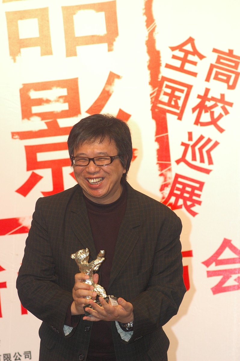 2006年3月8日,北京,香港新锐导演彭浩翔借出席华语电影全国高校巡展启