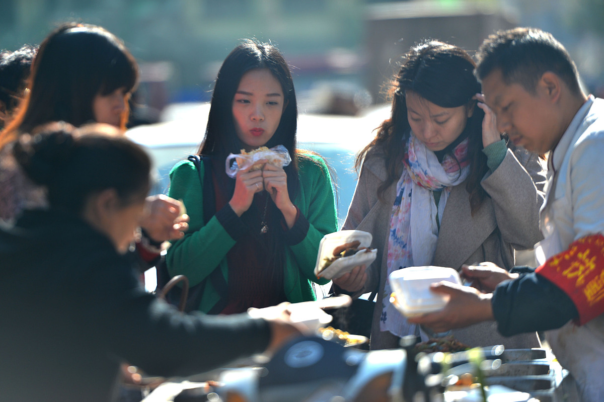 中午吃饭邀请回复：感谢邀请，请问时间地点？