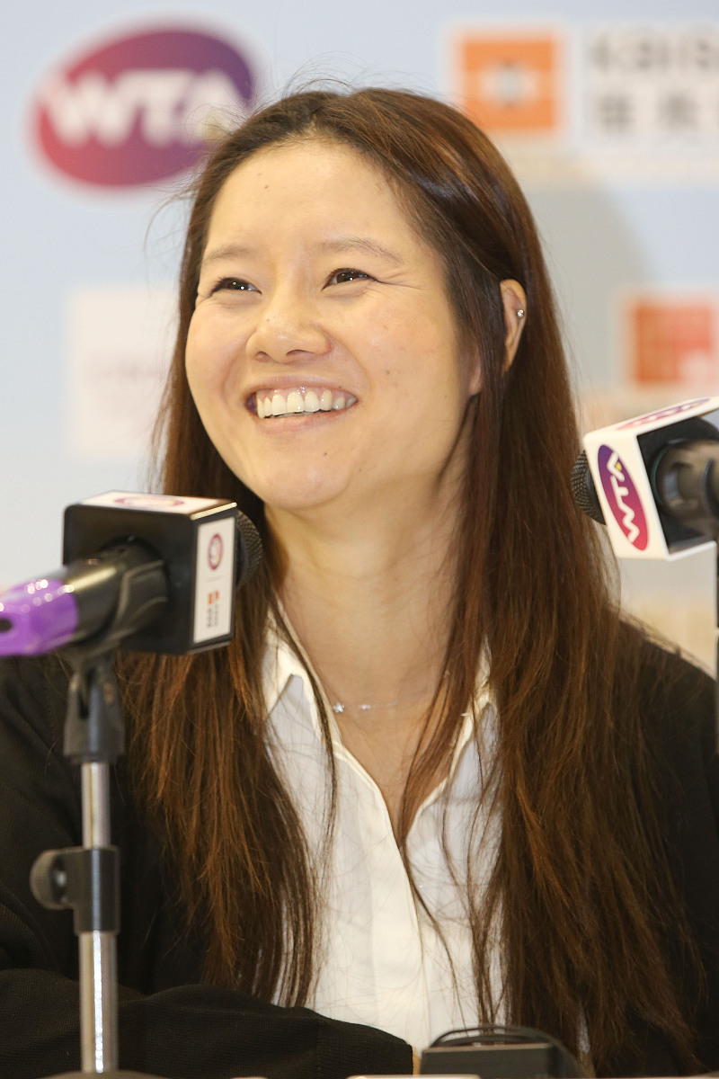 以41岁李娜大变样疑整容为标题写20个