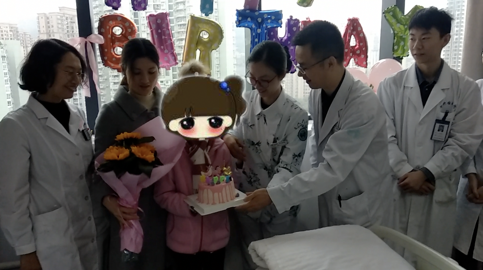 11岁肿瘤女孩病房过生,病房爷爷送蛋糕