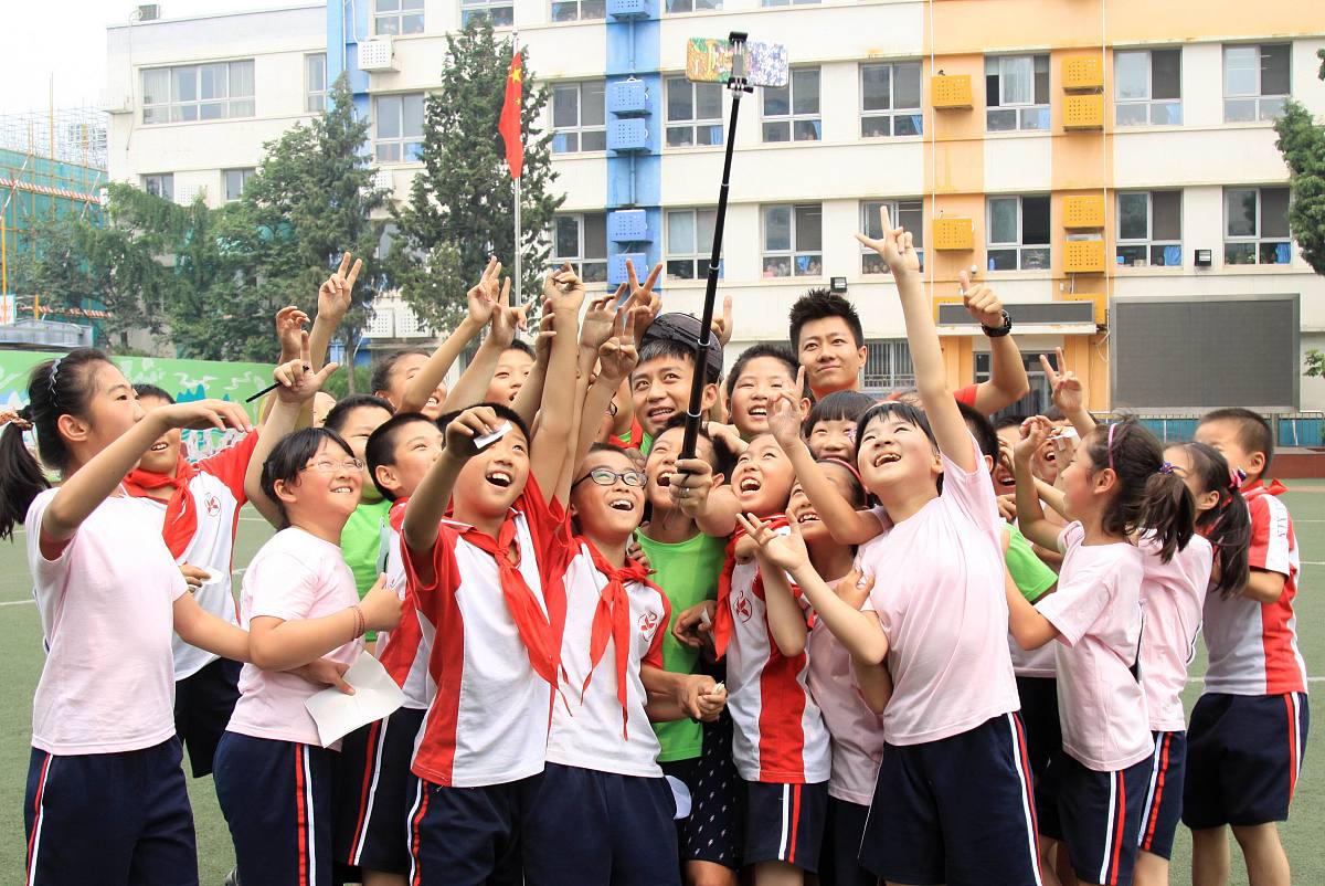 2015年05月28日,北京,邓超现身小学校园.***_***邓超