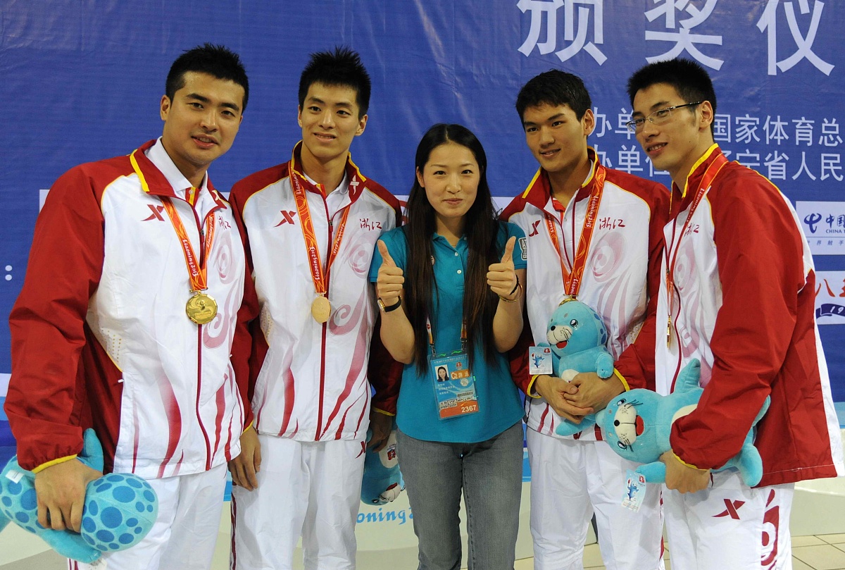 就苏翊鸣北京冬奥会获得金牌以及苏翊鸣身上展现的体育精神写400字中英双语。