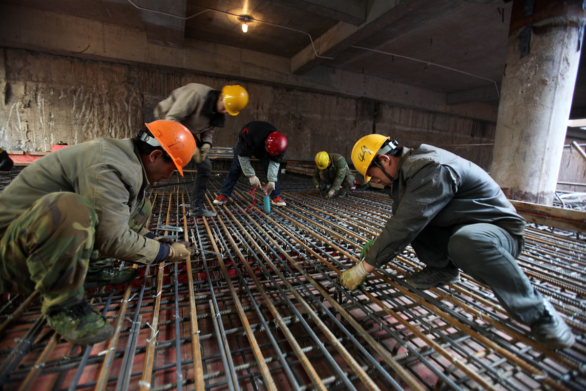 ***_***2013年1月1日,在南京青奥中心双塔楼及裙房工程建设工地,工人