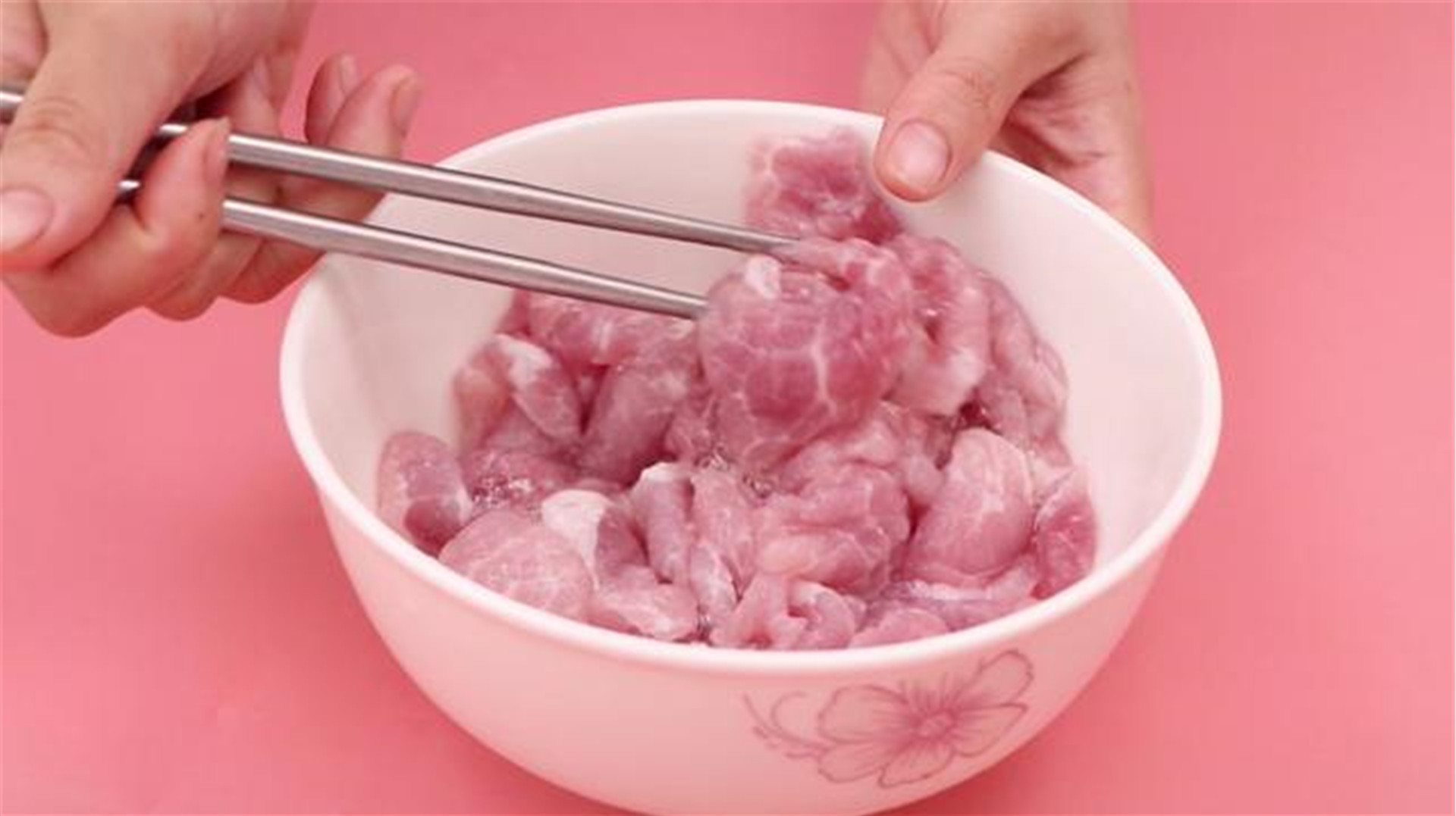 腌肉时别只知道放淀粉,牢记这3点,肉质鲜嫩不柴超入味,学学吧