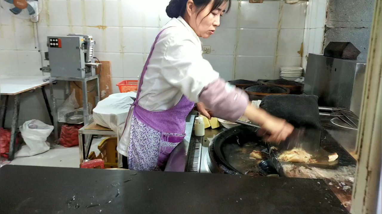 石家庄牛肉罩火烧很多地方都有,这家老字号吃得最多,味道也好!