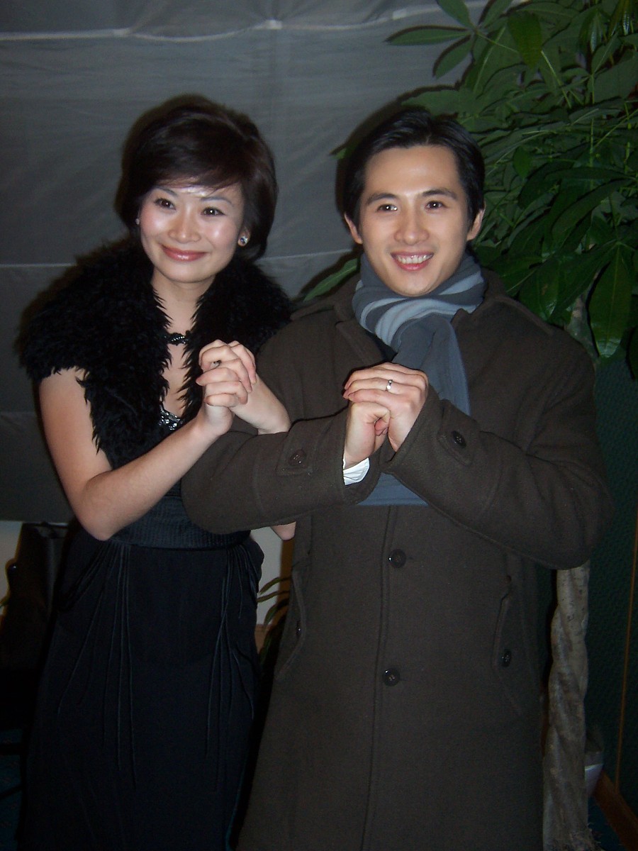2006年1月7日,上海,"2005十大快乐明星家庭颁奖典礼"休息室.黄豆豆夫