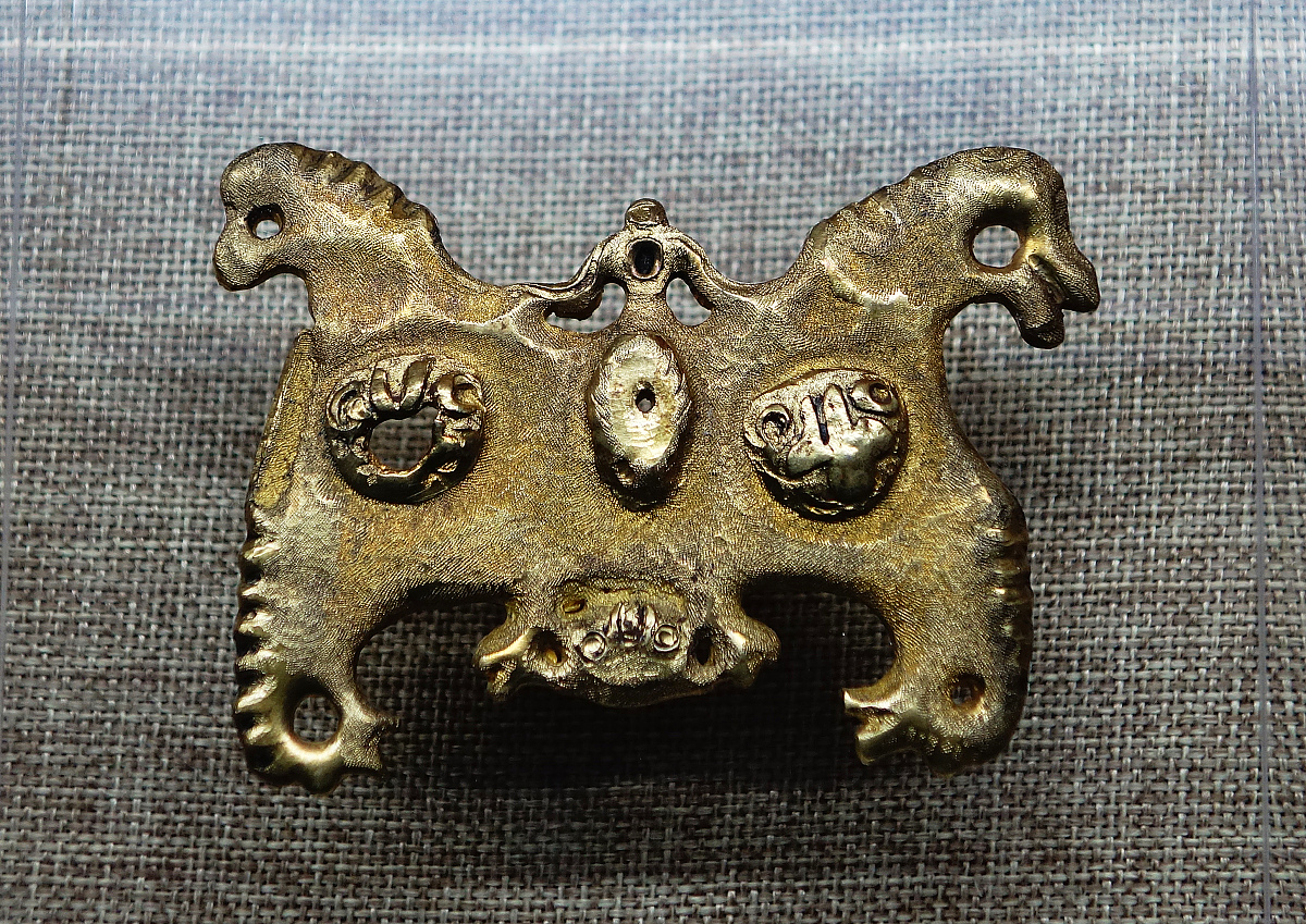 ***_***兽面纹四鸟金饰牌,西晋,凉城县小坝子滩出土,内蒙古乌兰察布博