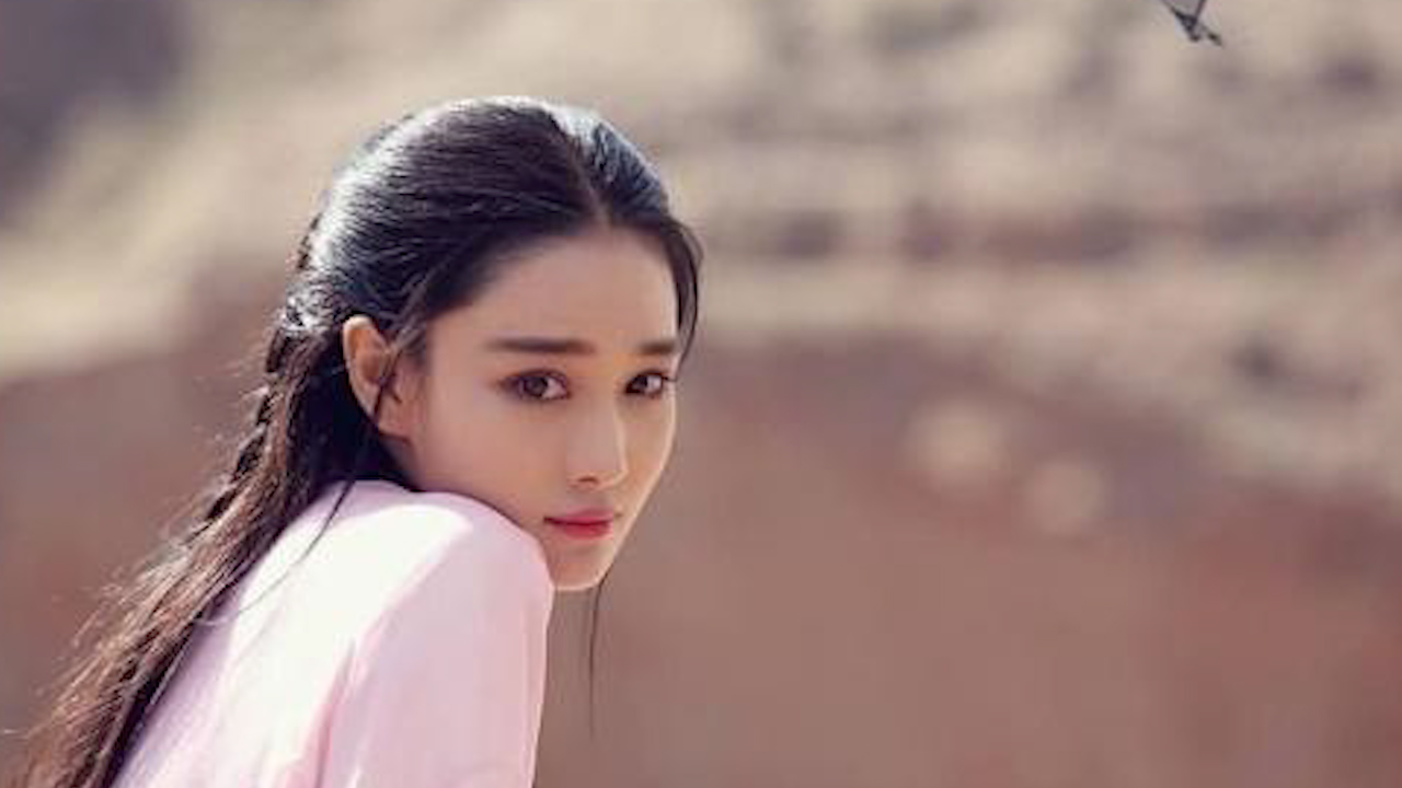 【过于真实!张馨予不惧长胖吃一大碗炒饭】5月26日,张馨予则一反常态在V博晒出了自己亲手制