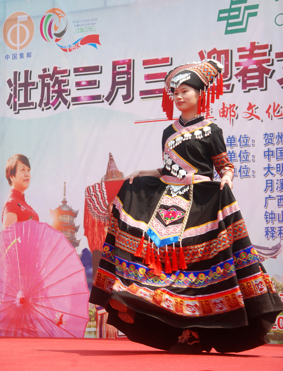 2019年3月30日,在广西钟山县水墨画廊,女青年在迎接三月三活动中展示