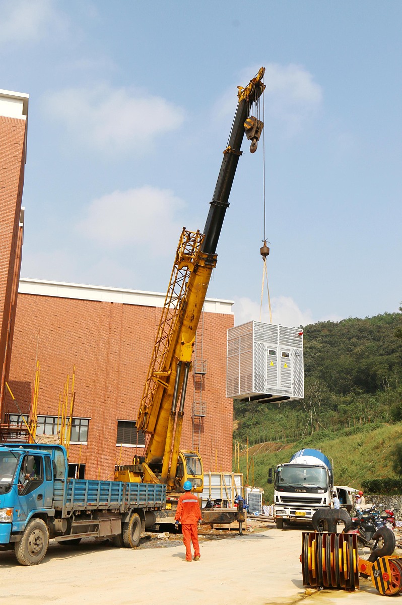 帮我写一个软硬件项目乙方向甲方的拨款申请目前项目已完成90硬件已全部到位要求拨款30