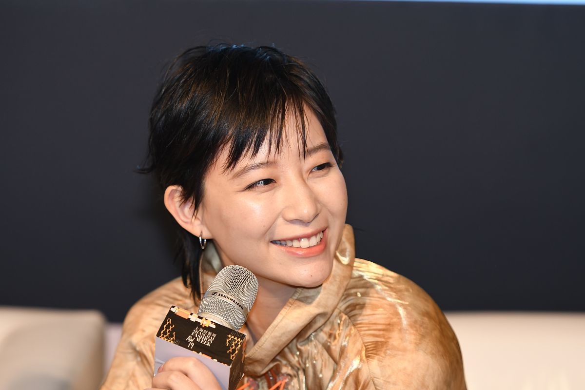 2019年4月2日,上海,2019上海秋冬时装周,明星亮相 f/ffffff 品牌秀场.