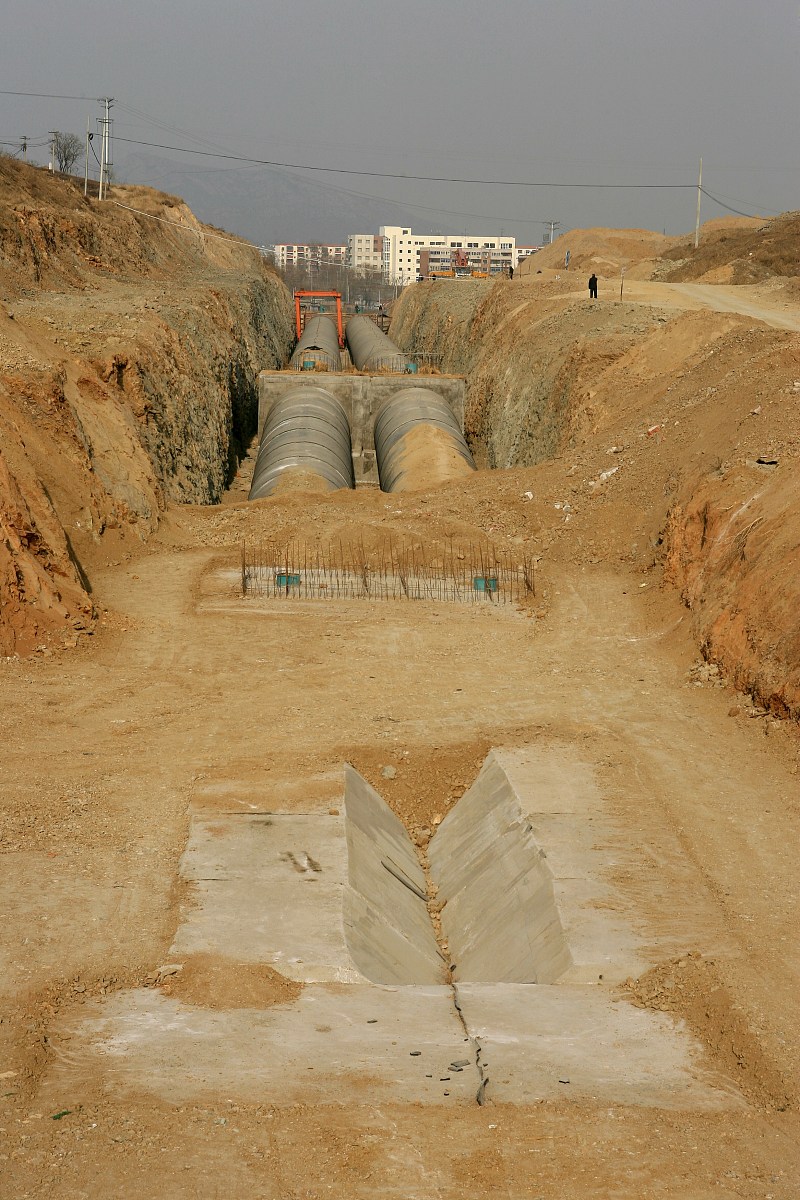 4 一条水渠全长675米由甲乙两队合挖甲队每天挖25米乙队每天挖20米几天可以挖完？挖完时甲队比乙队多挖多少米？解：答：15天可以挖完挖完时甲队比乙队多挖75米。