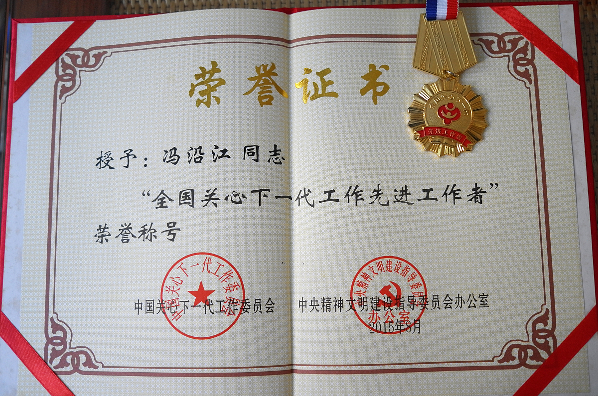 你充当一个写作文员我给你一段话你对这段话进行伪原创、润色改写降低与原文的相似度保持主要意思不变再进行一句话的简单扩写扩写加在原来的内容后面也就是放在同一个pp里面不要放在一个单独的pp里面并且保持html标签不变给你的内容如下：
 p高水平的教师才能培养出高素质的学生现有教职工285人其中省市级特级教师、学科带头人、学科带头人、优秀教师等140余人硕士学历教师40余人。p