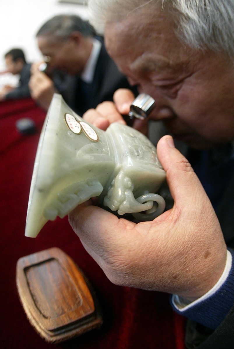 2005年4月24日,在"北京特快周末收藏鉴定咨询会"上,300多前来鉴宝的市