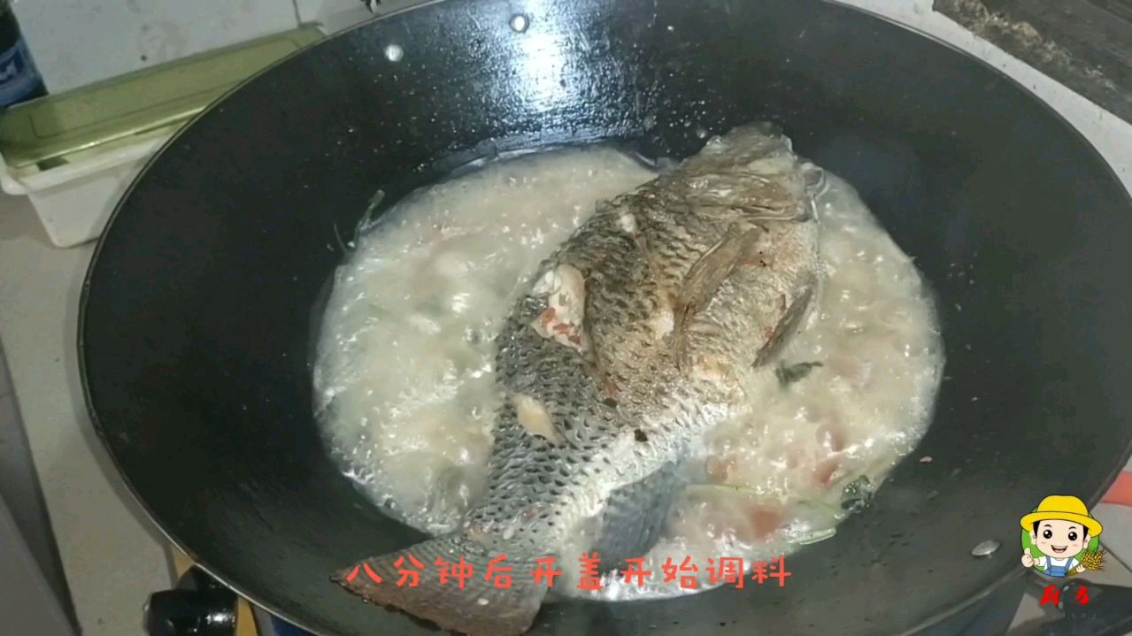 农村人最普遍的罗非鱼红烧做法,煎制过程简单明了,出锅浓香四溢