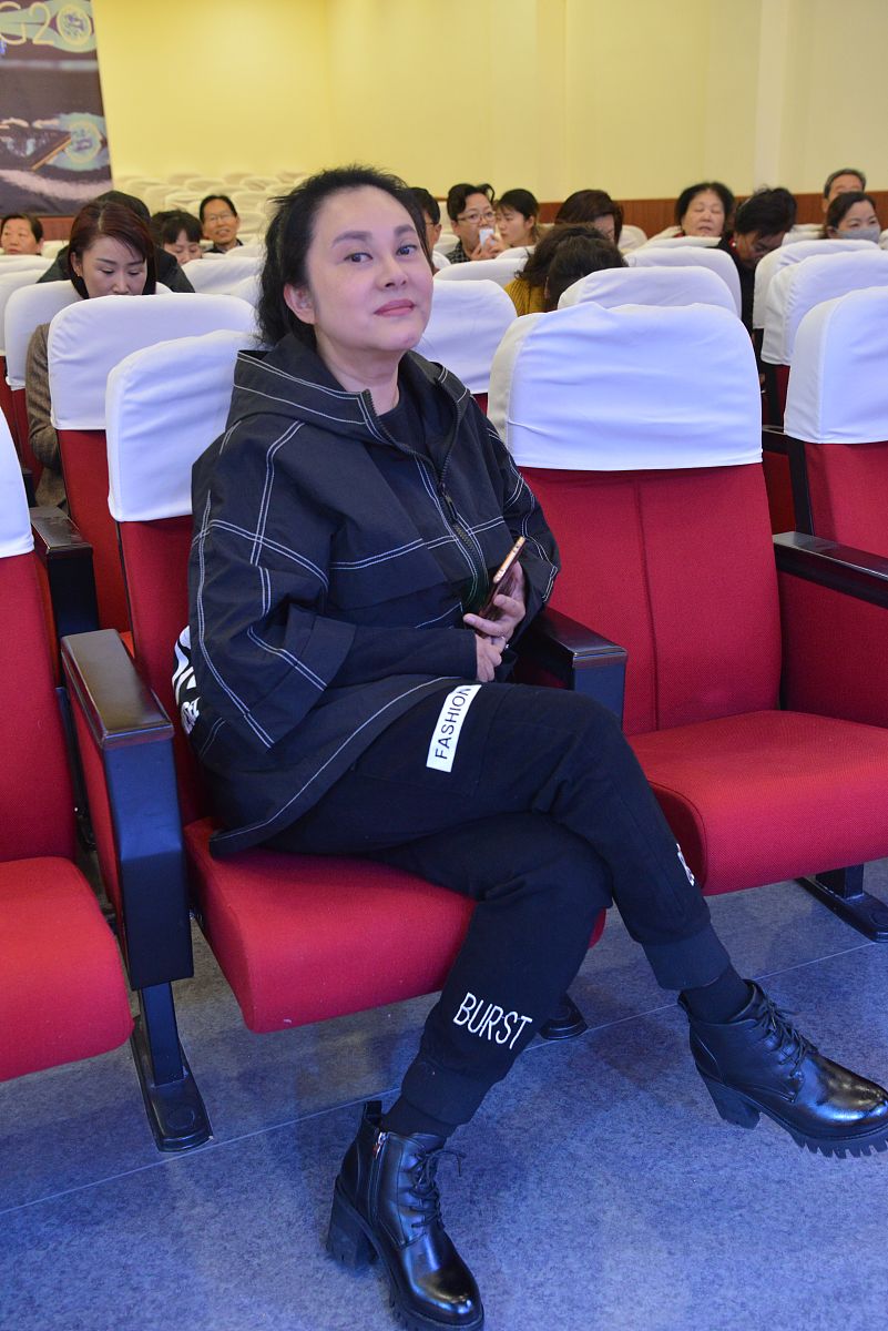 你现在是一名声乐老师要向我请教声乐上的问题