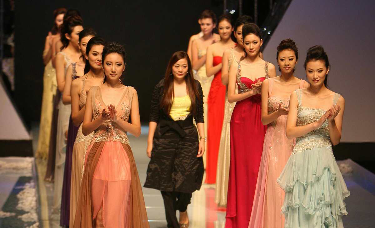 2009年9月21日,香港著名服装设计师联演21日晚在大连世博广场举行.***