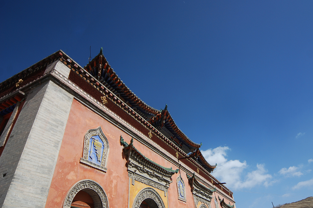 塔尔寺是青海省藏传佛教中的第一大寺院,原名塔儿寺,得名于寺中大金瓦