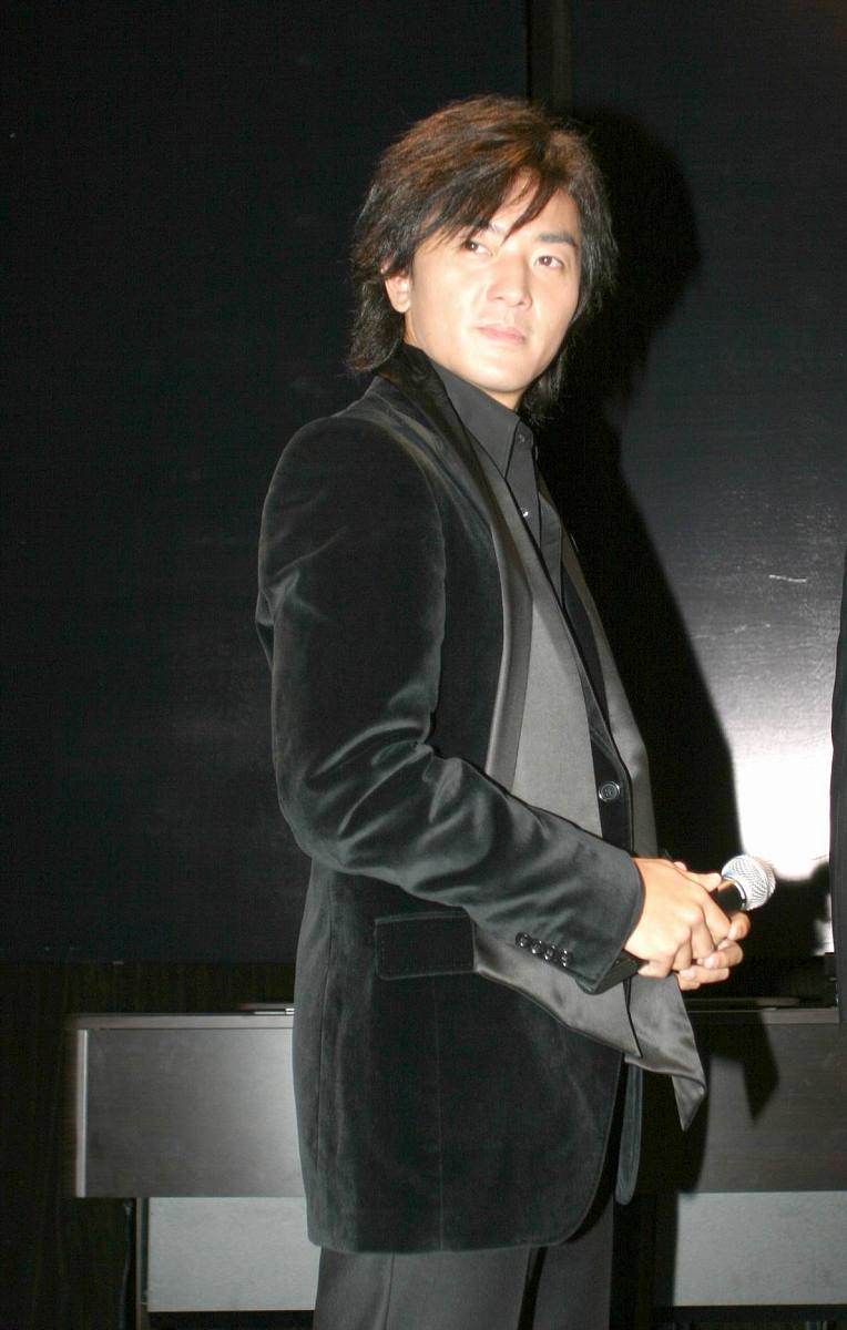 拍摄完《六壮士》之后就没有接手新电影的郑伊健2004年10月16日晚现身