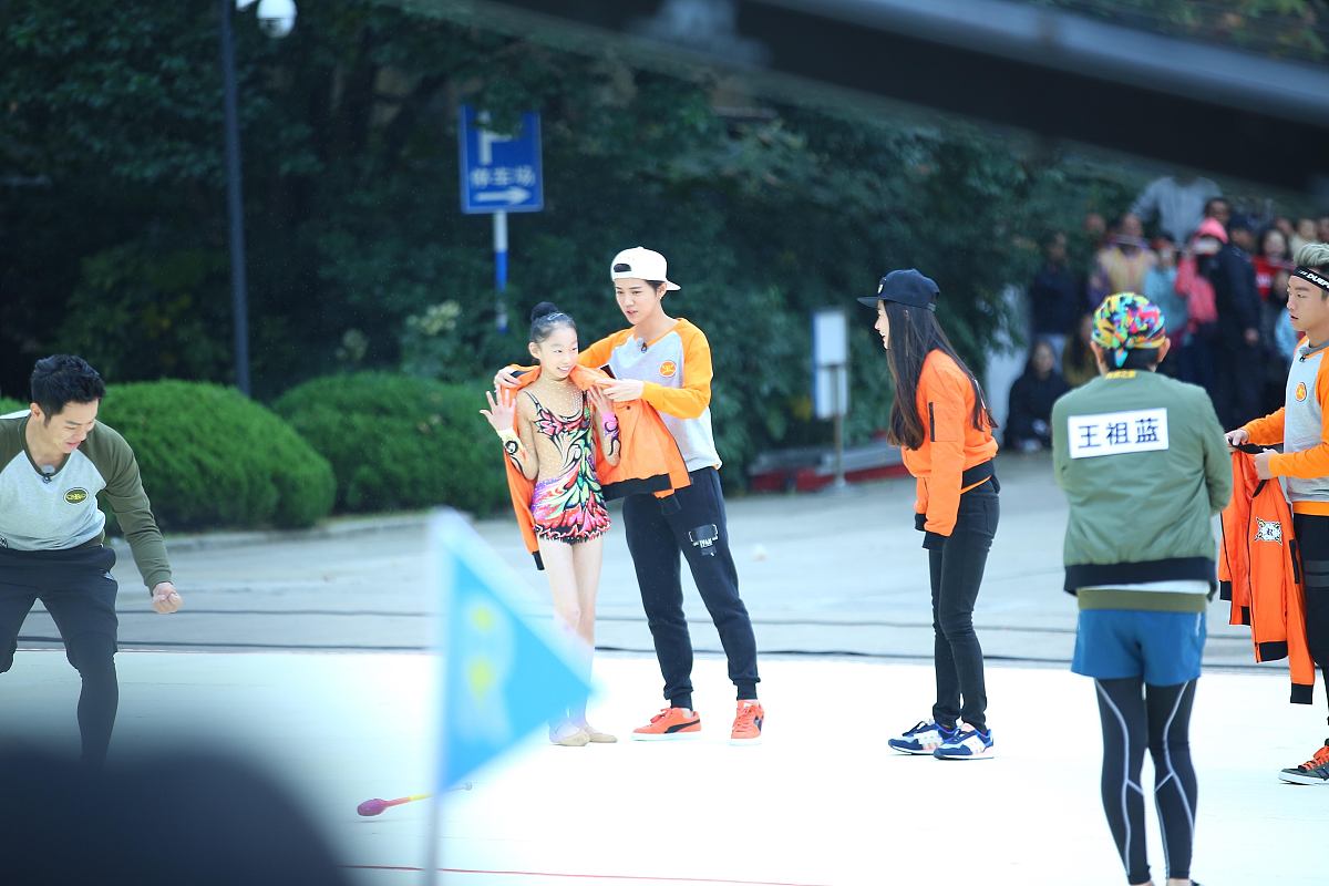 奔跑吧少年体育节市集：幕后人员分享精彩瞬间