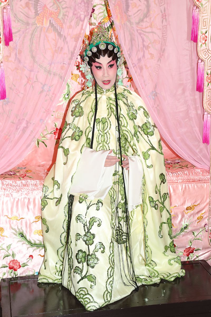 2017年11月7日,香港讯,明星夫妻为tvb《欢乐满东华》粤剧折子戏录影.