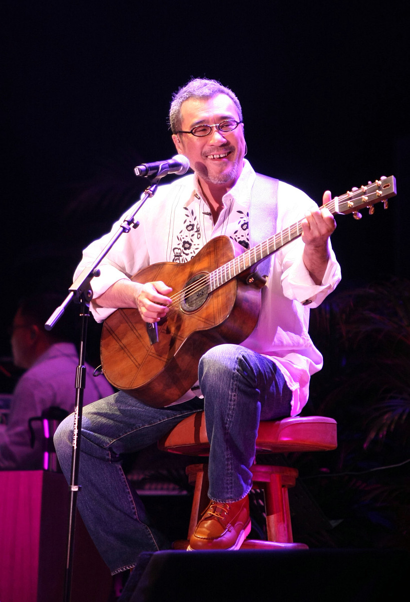 请写一篇字数在5000字的广播站音乐稿件播音人数为两个人分别为AB内容为介绍中国一位出名音乐人的音乐至少推荐四首音乐