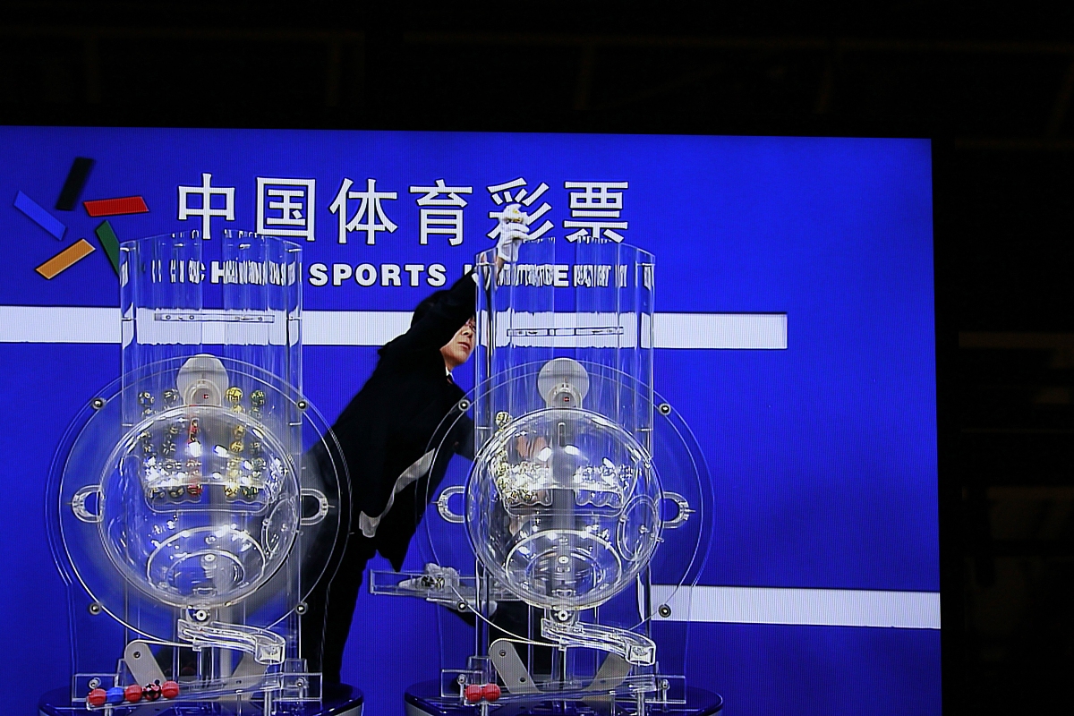 2015年2月4日,北京,中国体彩<strong>开奖</strong>现场过程见证.