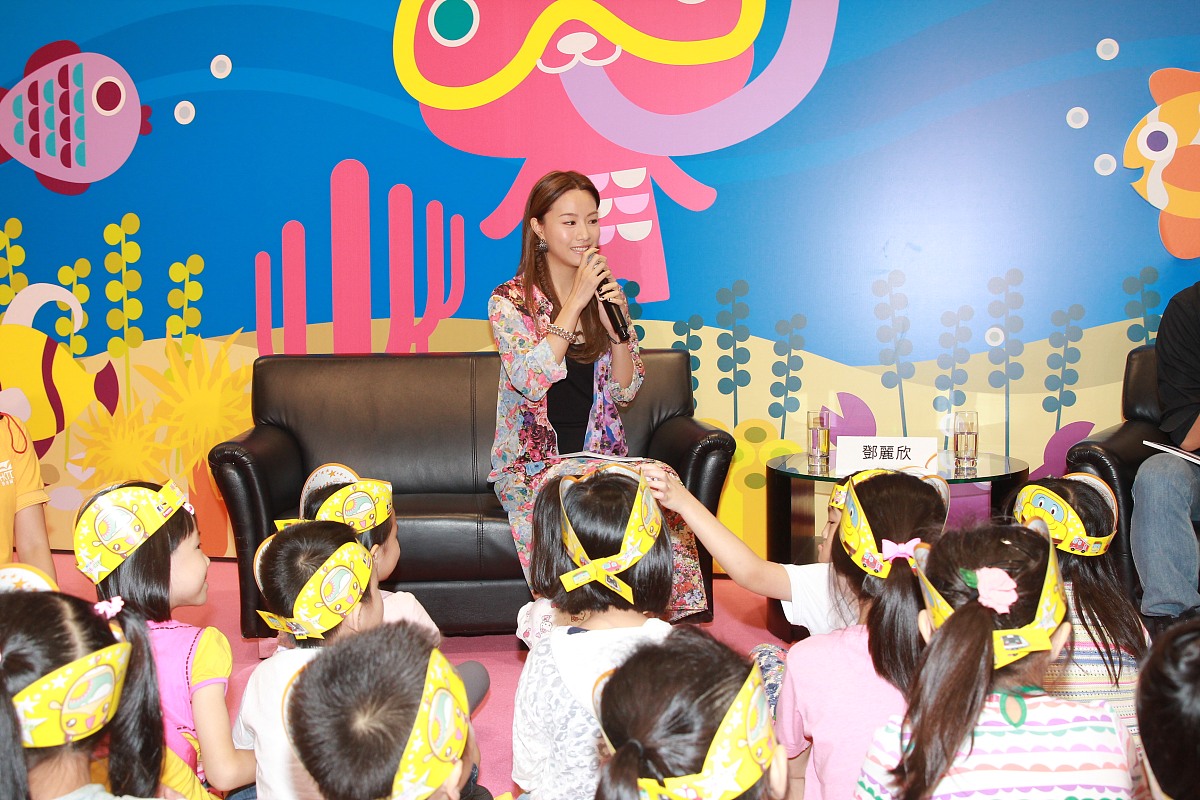 2014年7月21日,香港,邓丽欣现身书展出席名人讲故事活动.***_***邓丽