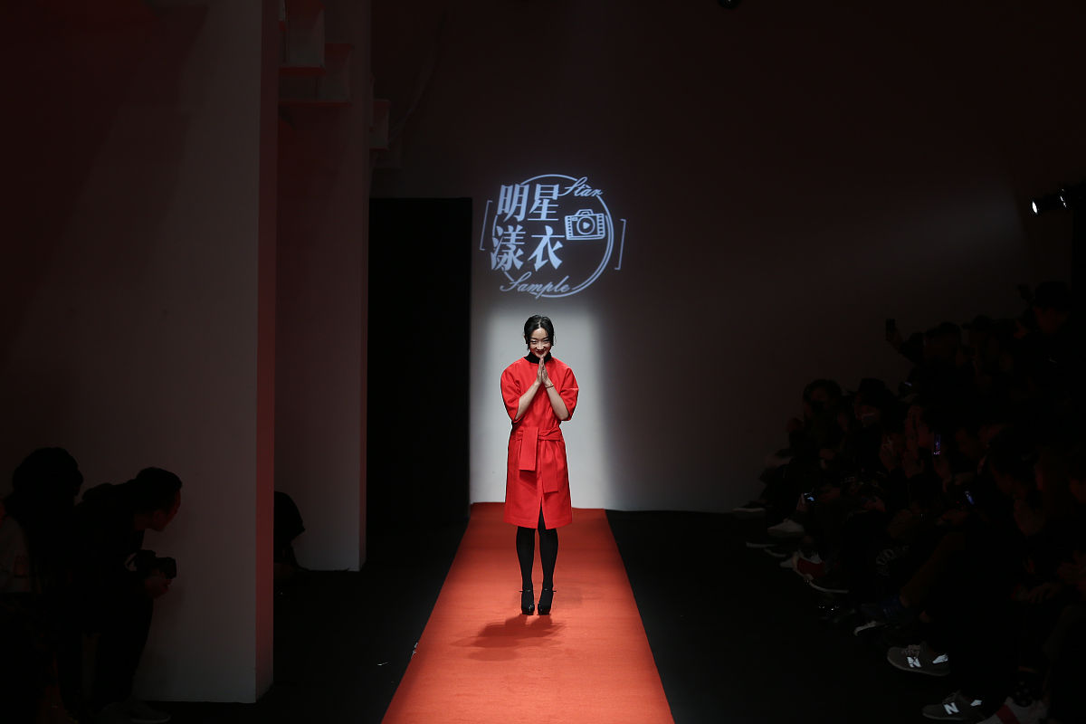 中国国际时装周。围绕这篇博文写1条10字左右的评论