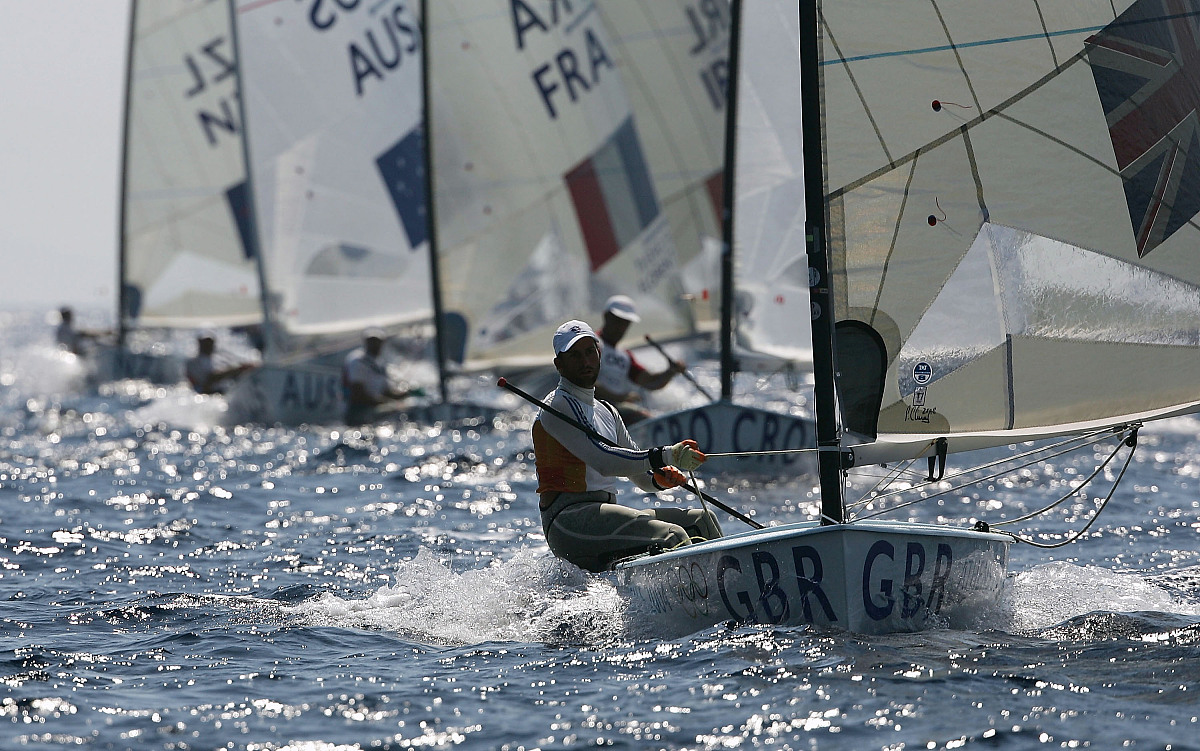 船夫的驾驶技术特别好。行船的速度极快来往船只很多他操纵自如毫不手忙脚乱。不管怎么拥挤他总能左拐右拐地挤过去。遇到极窄的地方他总能平稳地穿过而且速度非常快还能急转弯。两边的建筑飞一般地倒退我们的眼睛忙极了不知看哪处好。需要写200字扩句怎么写？