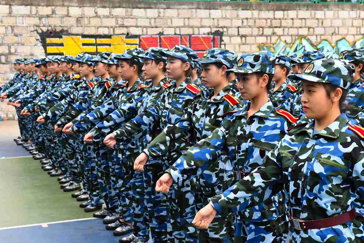 东莞市第八高级中学高一新生军训第二天：开营仪式、队列训练、内务整理