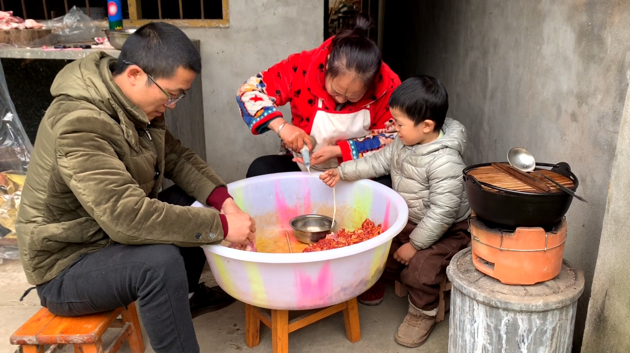 小木匠准备做香肠,妈妈坚持手工制作,手工的更好吃吗?