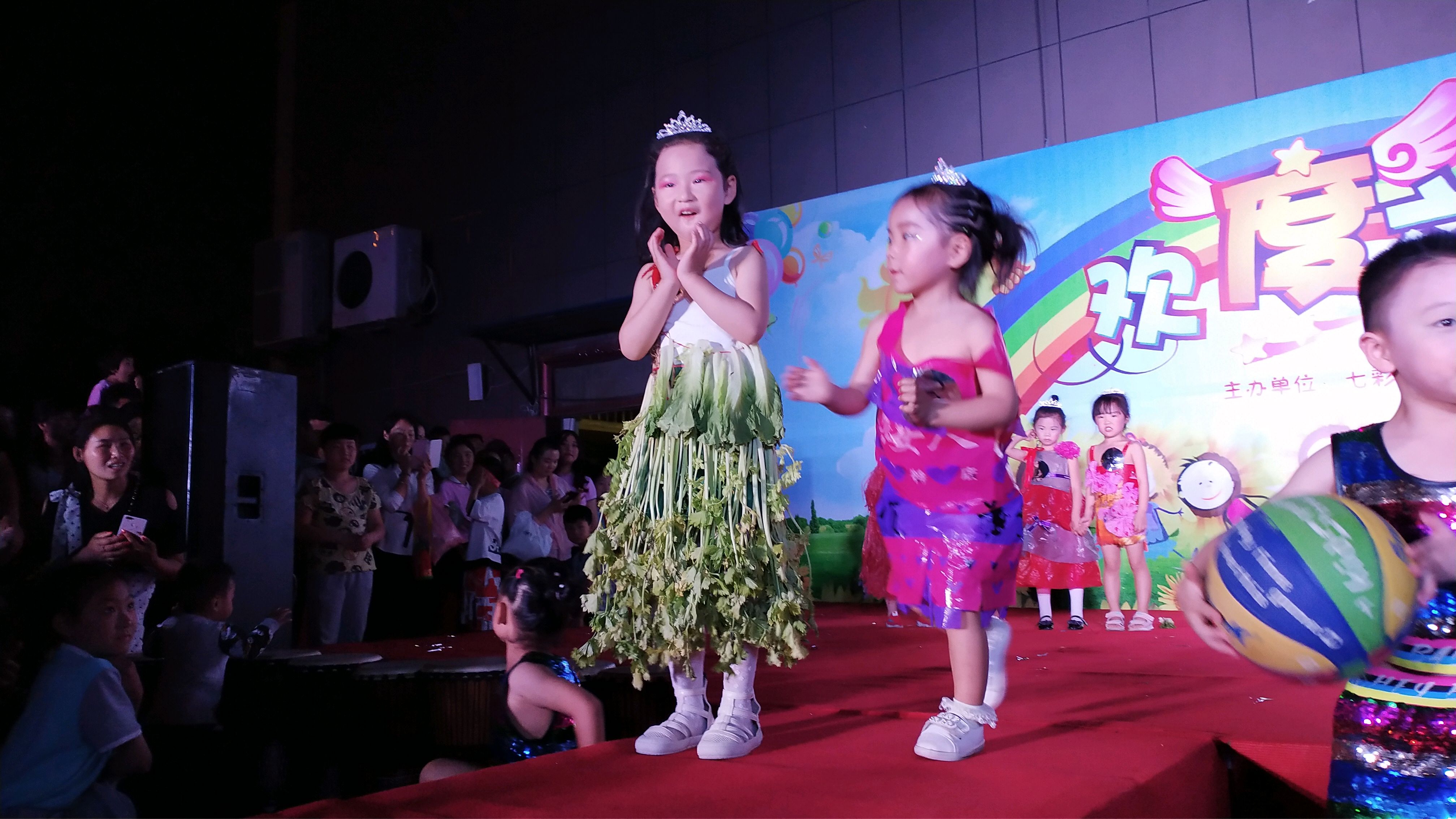 儿童节各种自制潮服走秀,“蔬菜”连衣裙独占鳌头