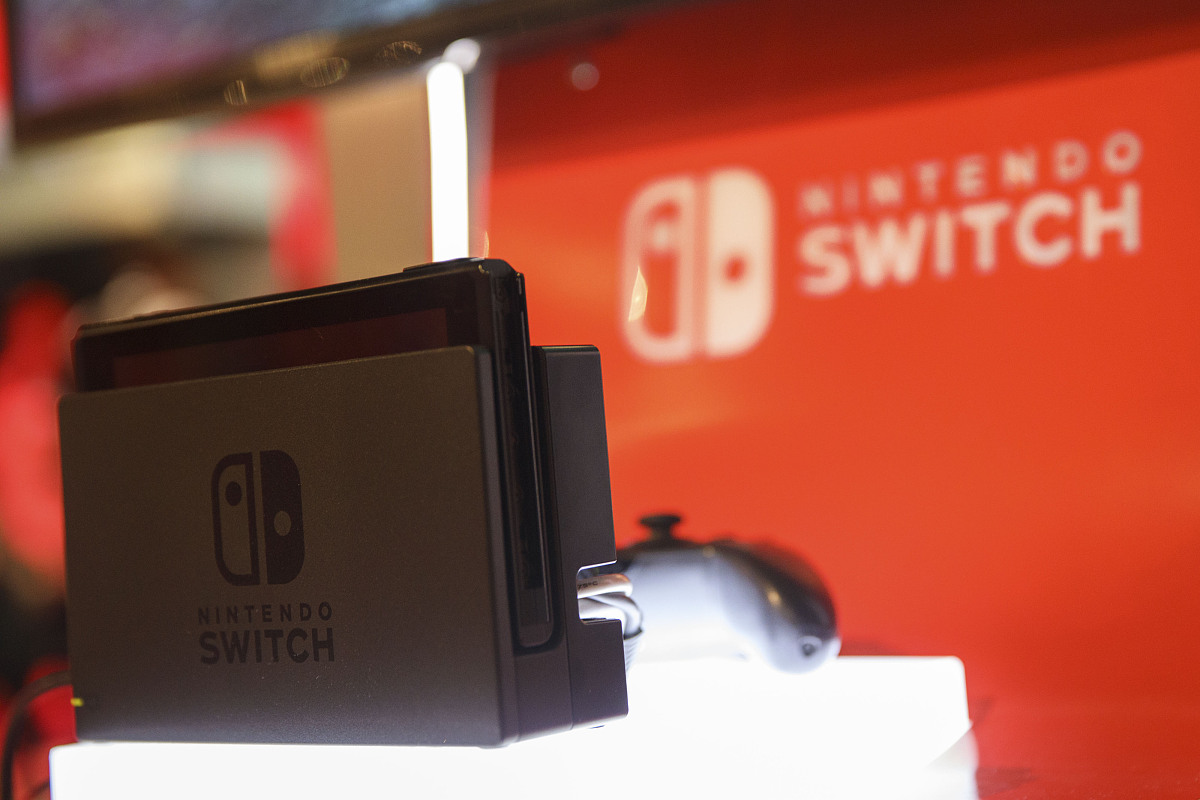 翻译“轻按红色方框三秒可打开麦克风电源”